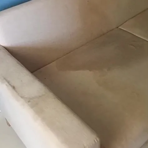 Sofá bege antes da higienização, com manchas no assento