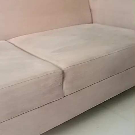 Sofá bege depois da higienização, com o assento limpo
