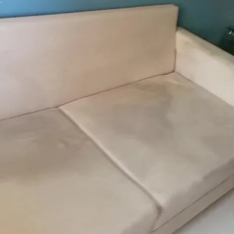 Sofá bege antes da higienização, com manchas nas almofadas do assento
