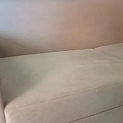 Sofá bege depois da higienização, com o assento limpo