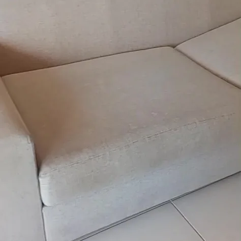 Sofá claro antes da higienização, visto de frente