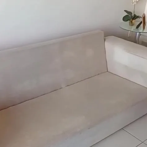 Sofá claro depois da higienização, visto de lado