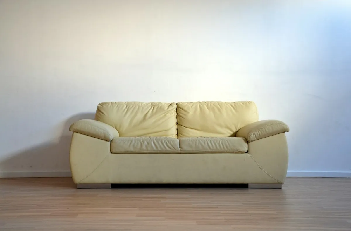 Sofá de couro claro numa sala
