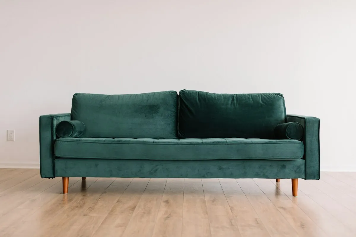 Poltrona estofada de veludo verde
