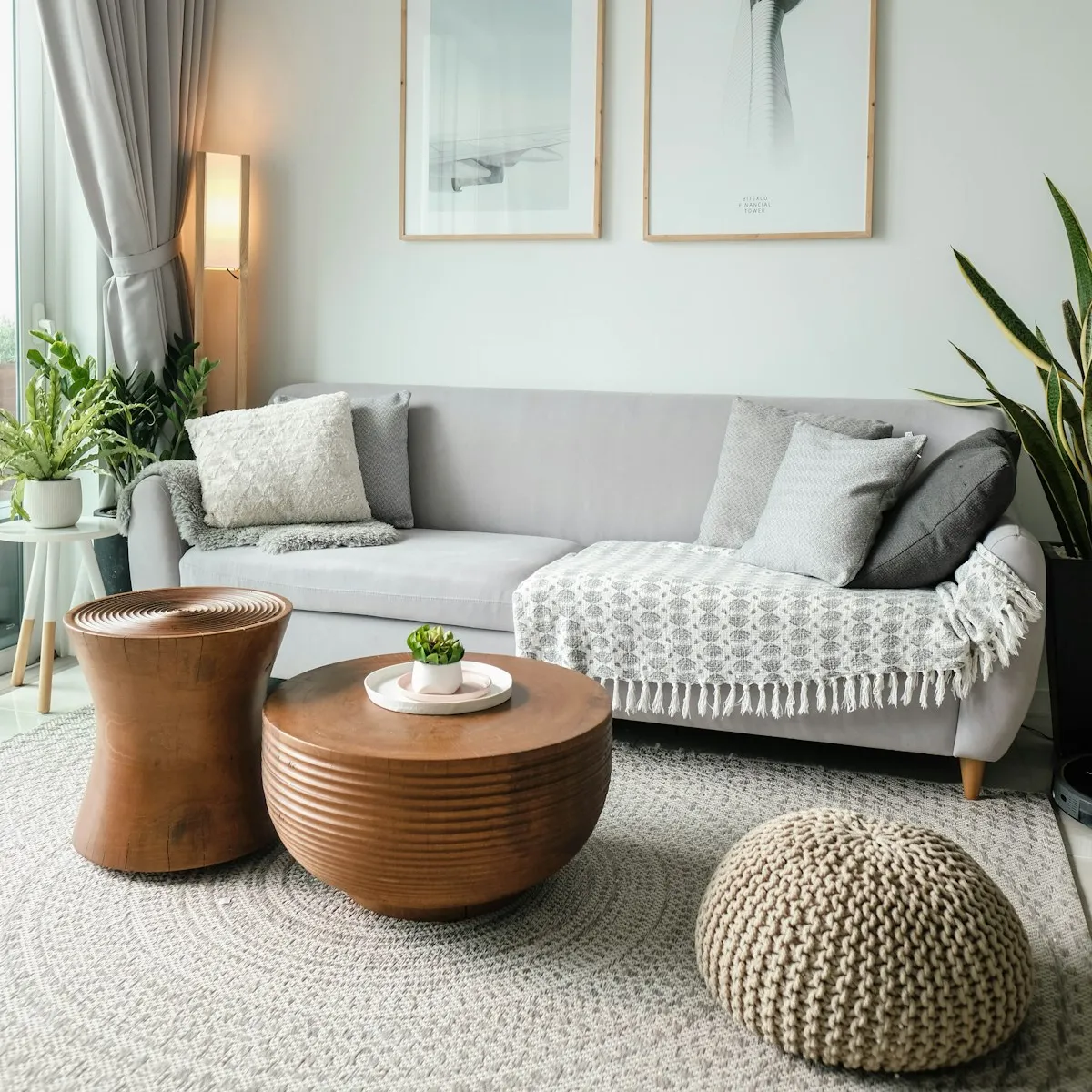 Sala com sofá cinza e tapete
